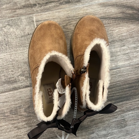 🩷Beautiful Girls Uggs - Picture 2 of 6